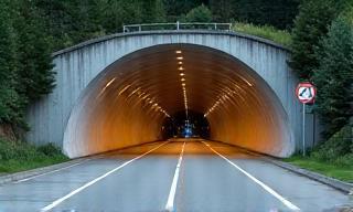 Einfahrt Tunnel in Österreich